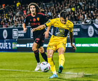 Quang Hải hành động đẹp với bạn gái trên khán đài