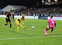 Quang Hải hành động đẹp với bạn gái trên khán đài