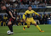 Quang Hải hành động đẹp với bạn gái trên khán đài