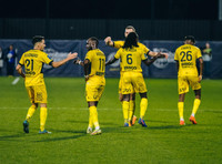 Quang Hải hành động đẹp với bạn gái trên khán đài