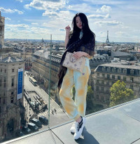 Quang Hải hành động đẹp với bạn gái trên khán đài