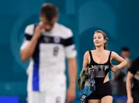 [ẢNH] Cô gái sexy chạy vào sân làm loạn trận Bỉ - Phần Lan