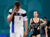 [ẢNH] Cô gái sexy chạy vào sân làm loạn trận Bỉ - Phần Lan