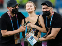 [ẢNH] Cô gái sexy chạy vào sân làm loạn trận Bỉ - Phần Lan