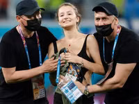 [ẢNH] Cô gái sexy chạy vào sân làm loạn trận Bỉ - Phần Lan