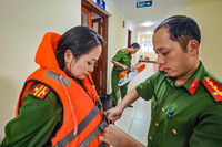 Theo chân Công an Thủ đô đi tuần tra dọc sông Hồng chủ động ứng phó siêu bão Ragasa 