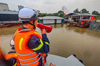 Theo chân Công an Thủ đô đi tuần tra dọc sông Hồng chủ động ứng phó siêu bão Ragasa 