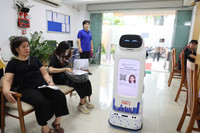 Độc đáo robot làm nhân viên AI phục vụ hành chính công tại Hà Nội