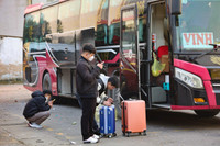 Bến xe Hà Nội vắng lặng chiều 29 Tết, xe xếp hàng dài chờ khách...