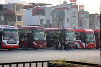 Bến xe Hà Nội vắng lặng chiều 29 Tết, xe xếp hàng dài chờ khách...