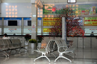 Bến xe Hà Nội vắng lặng chiều 29 Tết, xe xếp hàng dài chờ khách...