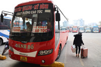 Bến xe Hà Nội vắng lặng chiều 29 Tết, xe xếp hàng dài chờ khách...