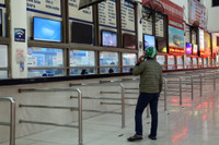 Bến xe Hà Nội vắng lặng chiều 29 Tết, xe xếp hàng dài chờ khách...