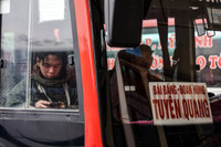 Bến xe Hà Nội vắng lặng chiều 29 Tết, xe xếp hàng dài chờ khách...