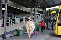 Bến xe Hà Nội vắng lặng chiều 29 Tết, xe xếp hàng dài chờ khách...