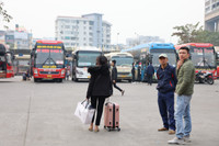 Bến xe Hà Nội vắng lặng chiều 29 Tết, xe xếp hàng dài chờ khách...