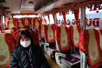 Bến xe Hà Nội vắng lặng chiều 29 Tết, xe xếp hàng dài chờ khách...