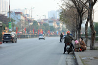 Bến xe Hà Nội vắng lặng chiều 29 Tết, xe xếp hàng dài chờ khách...