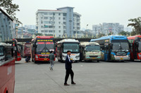 Bến xe Hà Nội vắng lặng chiều 29 Tết, xe xếp hàng dài chờ khách...