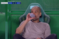 Ảnh chế: Man City là những anh công nhân vụng về