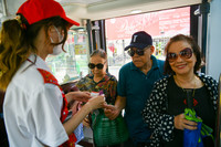 Xem người dân và du khách xếp hàng nhận vé miễn phí trải nghiệm xe bus 2 tầng ở Thủ đô dịp Quốc khánh 2023