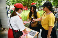 Xem người dân và du khách xếp hàng nhận vé miễn phí trải nghiệm xe bus 2 tầng ở Thủ đô dịp Quốc khánh 2023