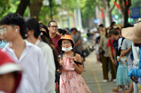 Xem người dân và du khách xếp hàng nhận vé miễn phí trải nghiệm xe bus 2 tầng ở Thủ đô dịp Quốc khánh 2023