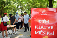 Xem người dân và du khách xếp hàng nhận vé miễn phí trải nghiệm xe bus 2 tầng ở Thủ đô dịp Quốc khánh 2023