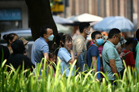 Xem người dân và du khách xếp hàng nhận vé miễn phí trải nghiệm xe bus 2 tầng ở Thủ đô dịp Quốc khánh 2023