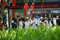 Xem người dân và du khách xếp hàng nhận vé miễn phí trải nghiệm xe bus 2 tầng ở Thủ đô dịp Quốc khánh 2023