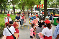 Xem người dân và du khách xếp hàng nhận vé miễn phí trải nghiệm xe bus 2 tầng ở Thủ đô dịp Quốc khánh 2023