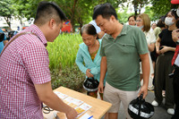 Xem người dân và du khách xếp hàng nhận vé miễn phí trải nghiệm xe bus 2 tầng ở Thủ đô dịp Quốc khánh 2023