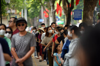 Xem người dân và du khách xếp hàng nhận vé miễn phí trải nghiệm xe bus 2 tầng ở Thủ đô dịp Quốc khánh 2023