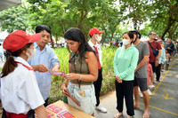 Xem người dân và du khách xếp hàng nhận vé miễn phí trải nghiệm xe bus 2 tầng ở Thủ đô dịp Quốc khánh 2023