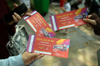 Xem người dân và du khách xếp hàng nhận vé miễn phí trải nghiệm xe bus 2 tầng ở Thủ đô dịp Quốc khánh 2023