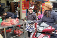 Xếp hàng chờ mua gà ngậm hoa hồng tại 