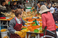 Xếp hàng chờ mua gà ngậm hoa hồng tại 