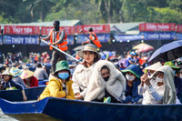 Suối Yến tấp nập đò qua lại trước ngày khai hội chùa Hương