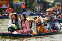 Suối Yến tấp nập đò qua lại trước ngày khai hội chùa Hương