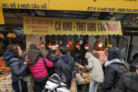 Xếp hàng chờ mua gà ngậm hoa hồng tại 