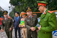 Tri ân liệt sỹ Công an Hà Nội, tặng quà các chốt giao thông cửa ngõ Thủ đô