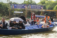 Suối Yến tấp nập đò qua lại trước ngày khai hội chùa Hương