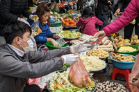 Xếp hàng chờ mua gà ngậm hoa hồng tại 