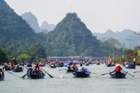 Suối Yến tấp nập đò qua lại trước ngày khai hội chùa Hương