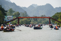 Suối Yến tấp nập đò qua lại trước ngày khai hội chùa Hương