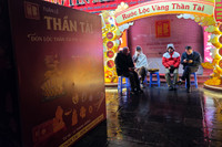 Người Hà Nội đội mưa rét, xếp hàng từ sớm chờ mua vàng Ngày Vía Thần Tài