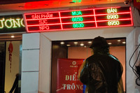 Người Hà Nội đội mưa rét, xếp hàng từ sớm chờ mua vàng Ngày Vía Thần Tài