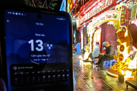 Người Hà Nội đội mưa rét, xếp hàng từ sớm chờ mua vàng Ngày Vía Thần Tài