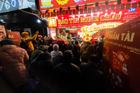 Người Hà Nội đội mưa rét, xếp hàng từ sớm chờ mua vàng Ngày Vía Thần Tài