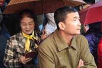 Người Hà Nội đội mưa rét, xếp hàng từ sớm chờ mua vàng Ngày Vía Thần Tài